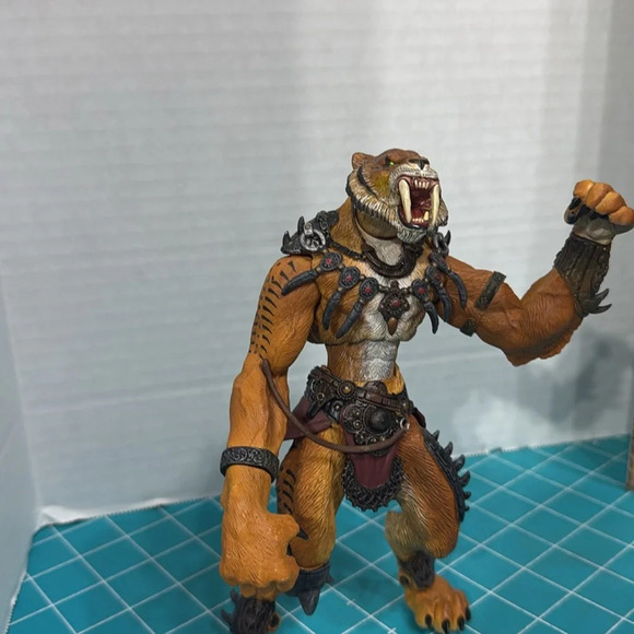 Stan Winston Creatures Realm of the Claw: Sabyr Action Figure - Picture 2 of 3
